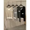 Camiseta de Manga Longa V-Neck Color Block Patchwork Fashionável Cor Verde Limão Outono 2026 Versátil Emagrecedora Falsa Peça Dupla para Mulheres 11108