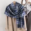 Bufanda Nueva de Cuadros Blanco y Negro para Mujer, Estilo Coreano, Cálida de Invierno, Versátil, Bufanda de Imitación Cachemir, Chal, Calentador de Cuello de Pareja de Gama Alta