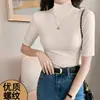 Camiseta Slim Fit com Gola Ligeiramente Alta e Mangas Três Quartos, Apresentando um Design Canelado Casual e Único para um Visual que Valoriza o Corpo, Adequada para Mulheres que Querem um Look Estiloso