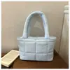 Bolsa de mão acolchoada estilo europeu e americano para mulheres, bolsa tote de aparência sofisticada, nova bolsa de ombro de inverno, bolsa para o antebraço para o dia a dia