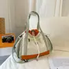 Bolso Cruzado para Mujer 2025 Nuevo Bolso Cubo de Deportes de Montaña Versátil Bolso de Hombro para Exteriores y Senderismo para Estudiantes Varones Moderno