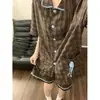 Pijama Retrô de Algodão Nuvem com Estampa Xadrez Marrom para Mulheres com Detalhe Azul Gola Peter Pan Conjunto de Shorts de Manga Curta para Meninas Pijama Casual