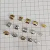 Charms de Letras Banhados a Ouro e Prata Estilo Chanel Acessórios de Cabelo Elásticos de Cabelo Faixas de Cabeça Acessórios de Joias DIY Atacado