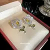 Pendientes de botón de flor hueca de circón estilo europeo y americano, Aguja de plata, Pendientes de lujo ligero de alta gama, Pendientes versátiles de moda exquisitos para mujer