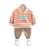 Ropa para Niños Ropa para Hombre Estilo Coreano Camisa Polo Rayada Pantalones de Moda Estampado de Dibujos Animados Traje de Dos Piezas de Manga Larga Fabricante Venta al por Mayor