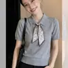 Camisa Polo de Malha Cinza com Lenço de Seda, Camiseta de Manga Curta com Ombro Normal para Mulheres, Novo Estilo de Verão, Design de Nicho Emagrecedor, Top com Gola Polo