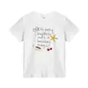 Camiseta Blanca de Verano Estilo Nuevo con Estampado de Letras Graffiti en el Hombro Derecho de Manga Corta para Mujer Cuello Redondo Algodón Puro Casual Versátil