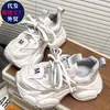 Zapatos de papá de moda de venta caliente europea con letra M para mujer, nuevo modelo de verano 2026, transpirables de malla, de aumento de altura, versátiles, casuales