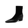 Estas botas elegantes, na cor nude, com aparência de camurça, de corte justo e com salto oculto são perfeitas para combinar com um casaco e vão realçar o seu visual geral.. São botinhas de salto médio, bico fino, para mulheres, de 2026