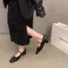 Zapatos planos bajos de nuevo estilo 2024 para combinar con faldas, zapatos de un solo color, zapatos Mary Jane retro franceses, zapatos pequeños de piel, versión coreana para mujer