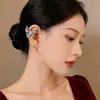 Aretes tipo cuff de diseño nicho de lujo ligero para mujer sin perforaciones, Aretes de mariposa y estrella de lujo ligero, Pendientes de moda estilo Ins