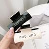 Pinza para el cabello de alta gama estilo coreano, forma cuadrada para mujer, diseño de letras en blanco y negro, tamaño mediano, pinza elegante para coleta media, al por mayor