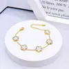 Novo Pingente Flor de Cinco Folhas Madrepérola Conjunto de Colar Pulseira Brinco em Aço Titânio 18K Corrente Clavicular Joias Europeias e Americanas da Moda