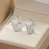 Brincos Elegantes Banhados a Ouro Real com Zircônia Design de Nicho Feminino Geométricos em Forma de C Moda Versátil Brincos de Estudante