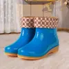Botas de lluvia de moda para mujer adultas para la temporada de lluvias, antideslizantes, impermeables, adecuadas para usar en lavandería y cocina, de corte bajo, con suela gruesa, adecuadas para todas las estaciones