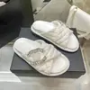 Pantuflas Gruesas para Mujer Estilo Nuevo 2024 Estilo Chanel Hebilla de Diamante Romboidal Correa Cruzada de Velcro Sandalias Casuales de Playa para Mujer