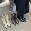 Outono/Inverno 2026 Bico Fino Couro Fivela Salto Bloco Botas Curtas Femininas Estilo Coreano Salto Alto Zíper Traseiro Couro Macio Botas Curtas Tendência
