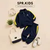 Conjunto de Moletom Polo com Zíper Meio e Calça Jogger para Meninos Primavera e Outono 2026 Novo Conjunto de Duas Peças com Blusa Color Block Infantil