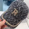 Boné de Baseball com Letra de Strass para Mulheres, Chapéu Quente de Outono e Inverno, Moda Coreana Versátil Boné Bico de Pato de Pelo de Visão Ins