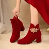 Sapatos de Casamento Chineses Vermelhos para Noivas Mulheres Botas Curtas de Salto Grosso Inverno 2025 Novo Zíper Lateral Bico Quadrado Botas de Casamento para Mulheres
