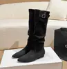 Botas de Mujer en Stock~Botas Largas Atmosféricas Otoño/Invierno Punta Fina Gamuza Arrugadas Hebilla Tacón Bajo Botas de Caballero Estilo Western