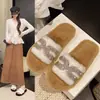 Novas pantufas estilosas com forro de fleece para usar em casa e ao ar livre, apresentando adornos de strass, design aberto na frente e sola plana, perfeitas para o outono e inverno de 2026