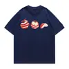 Camiseta de manga corta estilo universitario de seda de leche, nuevo modelo de verano con tres estampados de manzanas, corte holgado con mangas descubiertas, top para estudiante
