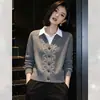 Suéter de punto gris de dos piezas falso de moda para mujer, nuevo modelo otoño 2026, top de punto casual único y exquisito
