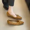Zapatos Mary Jane de gamuza estilo coreano con detalle de lazo, que cuentan con una suela suave para un uso cómodo y un diseño de punta poco profunda, nueva colección otoño 2026 para mujer
