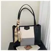 Lenço de Seda Patchwork Vintage Simples e Estiloso para Mulheres Commuter 2026 Bolsa Tote Grande Capacidade de Ombro Único e de Mão Nova Moda