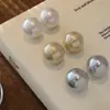 Brincos de Pérola Redondos Planos Vintage Exquisitos de Alta Qualidade Estilo Francês para Mulheres, Gentis e Elegantes, Brincos de Tarraxa Versáteis de Luxo Leve de Nicho