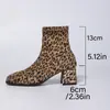 2026 Novas Botas Curtas Estilo Europeu e Americano Estampa de Leopardo Bico Quadrado Salto Bloco Femininas Veludo Salto Médio Cano Curto Zíper Traseiro Botas Martin Femininas