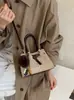 Bolso cubo de ante estilo retro transfronterizo para mujer, nueva colección otoño/invierno 2026, con un diseño sofisticado y elegante, apto para llevar al hombro o cruzado