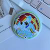 Broche My Little Pony cuidadosamente selecionado, Broche de barra fofo, Broche de folha de flandres, Broche decorativo de desenho animado, Pingente de painço