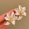¡Aretes Incluidos! Pendientes de Botón con Flor de Goteo de Aceite Blanco Estilo Vacacional Pendientes Europeos Exagerados Joyería para Orejas de Lujo Ligero y Alta Gama para Mujeres