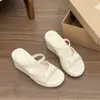Pantuflas de Plataforma Gruesa Estilo 'Hot Girl' para Mujer para Usar Afuera en Verano 2026 Nuevo Estilo con Faldas, Impresionantes Sandalias de Tacón Alto de Una Sola Tira en Blanco