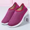 Caminhada feminina de primavera e outono, caminhada para meia-idade e idosos, solas macias, sapatos de mãe, sapatos de pano Old Beijing, bancas de mercado, fornecimento