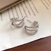 Brincos C-shaped metálicos retrô de três camadas cravejados com diamantes, minimalistas e versáteis para o uso diário, com um design único, perfeitos para mulheres