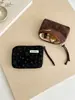 Bolsa de maquillaje estilo retro con estampado floral y de lunares, un organizador portátil de tela para llevar en la mano, perfecto para guardar labiales y artículos pequeños