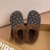 Novas pantufas de algodão com bolinhas para mulheres, outono e inverno de 2026, forradas com fleece, quentes, antiderrapantes, sapatos Birkenstock planos peludos para casa e interior