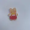 Lindo oso de té de dibujos animados insignia de broche acrílico estudiante mochila estuche para lápices pin premio decoración fábrica al por mayor