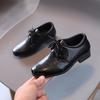 Sapatos de couro masculinos 2023 primavera e outono novo estilo britânico com cadarço infantil sapatos de camada única para crianças e estudantes de meia-idade sapatos pretos de desempenho