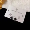 Set de Pendientes de Tres Piezas Flor de Cuatro Hojas Incrustada con Diamantes de Lujo Ligero para Mujer, Estilo Nicho, Moderno, Diseño Simple y Versátil Pendientes al por Mayor