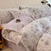 Conjunto de quatro peças em veludo de leite grau A com bordados florais, alta densidade, espesso e quente, adequado para uso no inverno, feito de flanela francesa e fleece de coral, um conjunto de três peças para dormitórios