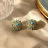 Pendientes Retro Cruzados de Turquesa Sintética Flor Hueca Pendientes de Botón con Circonita Microincrustada para Mujer Accesorios de Pendientes de Estilo Vintage de Alta Gama