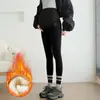 Leggings de maternidade para outono e inverno, forrados com fleece e espessados para uso ao ar livre, novo modelo 2026 de calças de maternidade que não apertam a barriga, calças de yoga tubarão