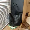 Bolsa Grande de Tejido Hueco Estilo Relajado para Mujer 2026 Nueva Moda Bolso Tote para el Trabajo Bolso de Hombro de Verano de Moda