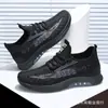 Sapatos de pano de Pequim antigo masculinos novos antiderrapantes sola macia primavera e outono sapatos simples sapatos de pai malha respirável casuais esportivos sapatos de coco