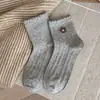 Meias cinzas femininas primavera e outono cor sólida algodão série miu renda absorventes de suor flores tridimensionais meias curtas meias sem costura femininas