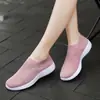 Explosions zapatos de mujer 2024 verano nuevo moda calcetines deportivos zapatos casuales transpirables malla tejida voladora zapatos talla grande 4243